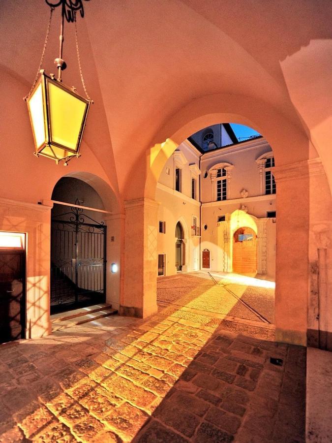 Bed and Breakfast Palazzo Pica Alfieri Centro Storico LʼAquila Exterior foto